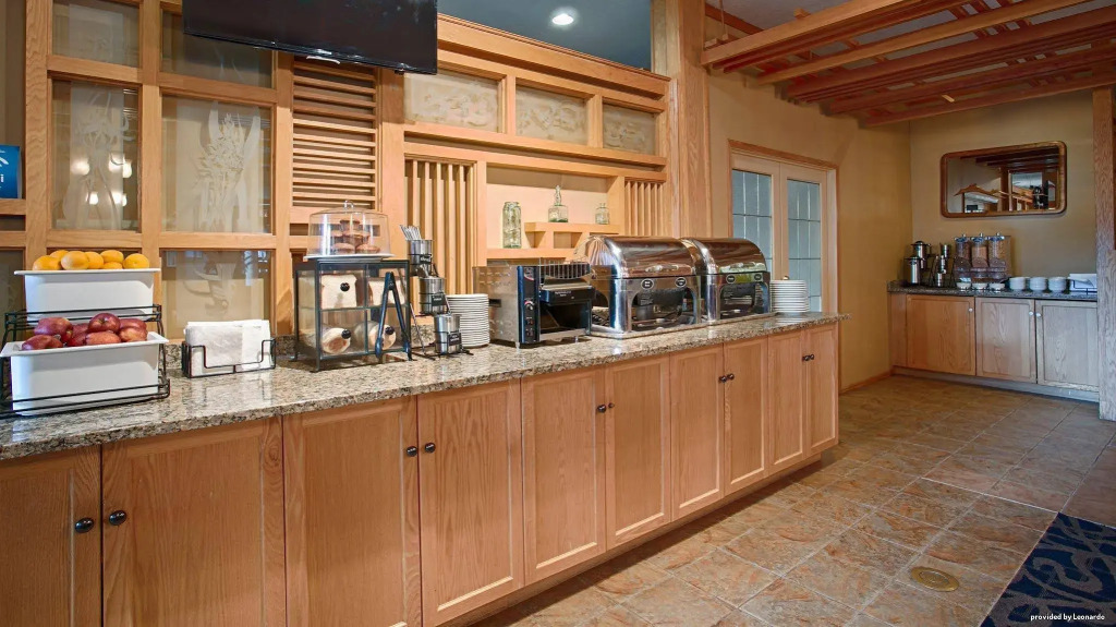Invermere Inn & Suites