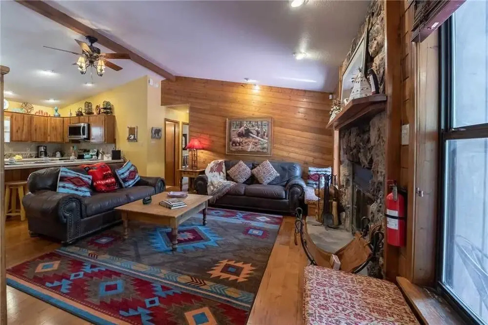 Fort Getaway - Three Bedroom Cabin with Hot Tub