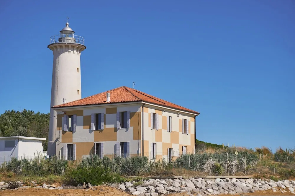 Stunning Villa With Private Fenced Garden and bbq