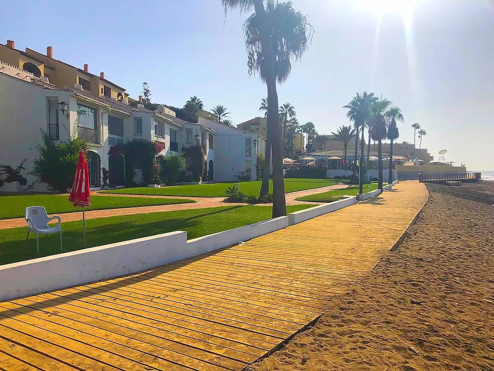 Dona Lola Micaela - fully equiped 1 bedroom ground floor beach front apartment with direct access to the beach of Calahonda CS155