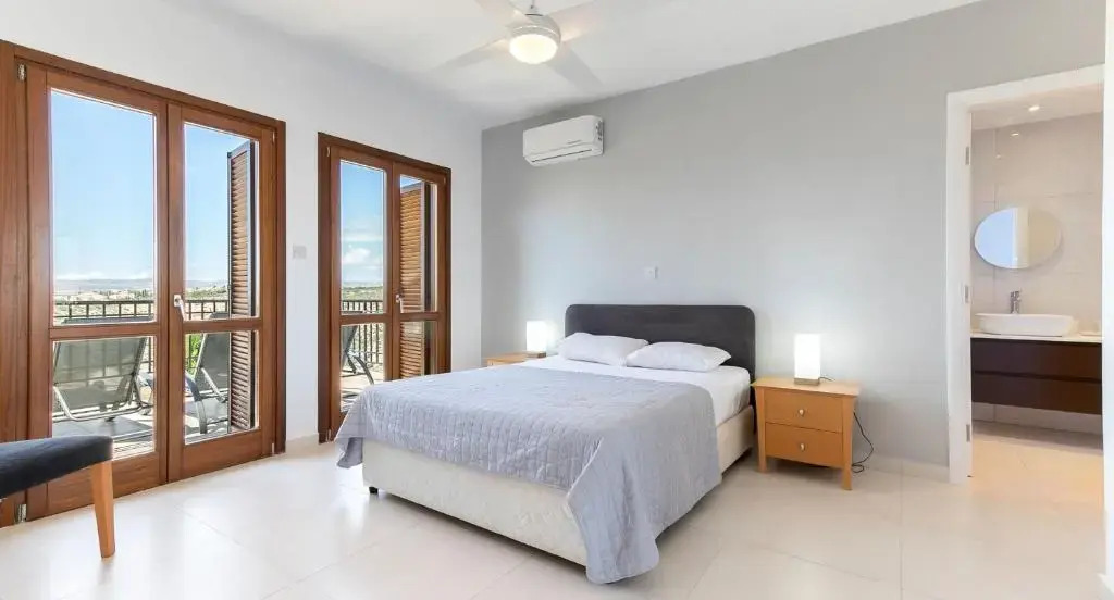 Modern apartment NZ11 large balconies with Sea and Mountain Views