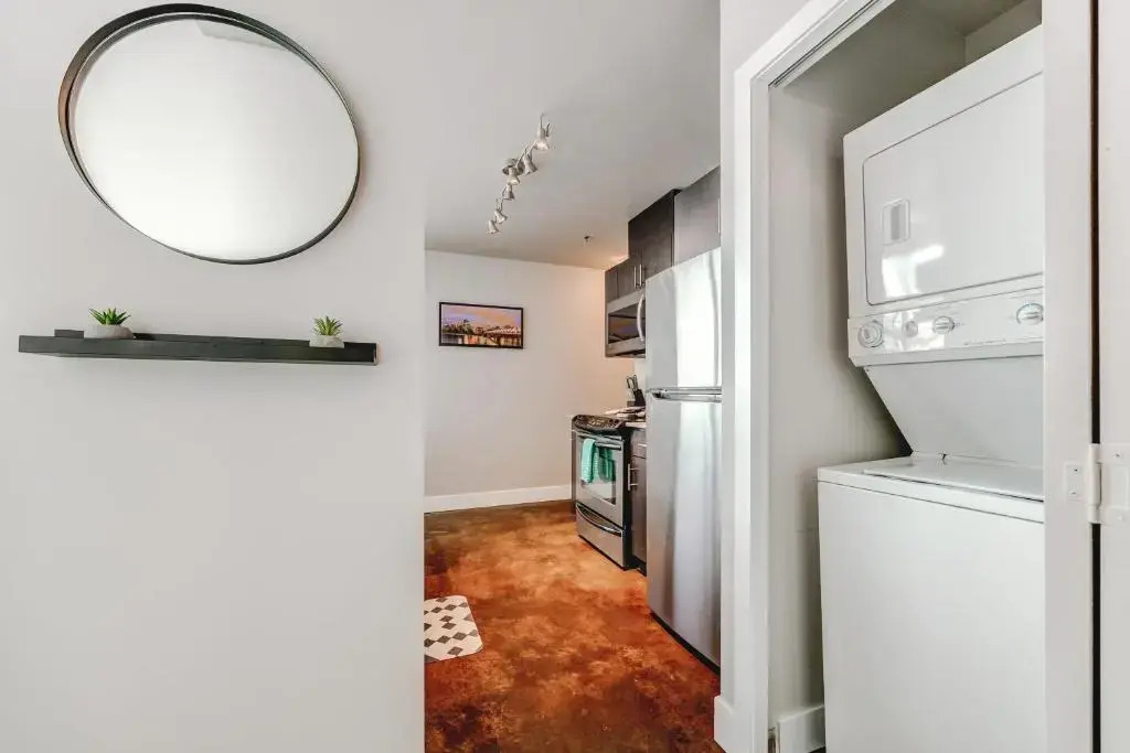 Upscale 2BR Condo - King Bed - Stunning City Views
