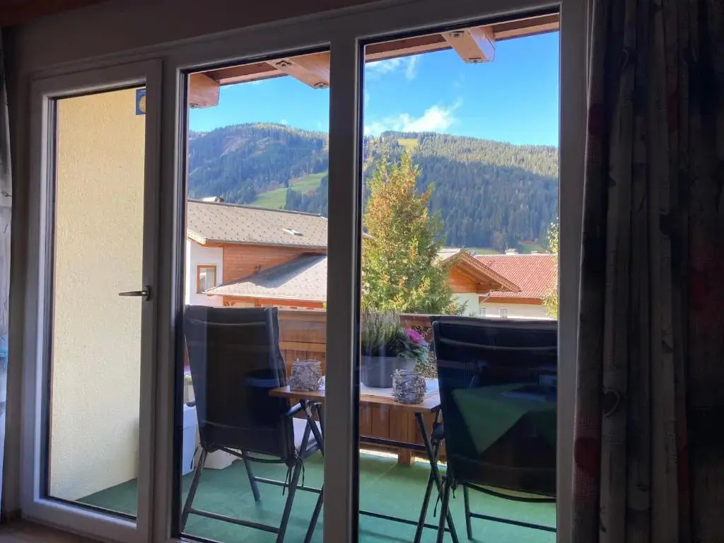 Mountainview Appartement mit Balkon und Carport
