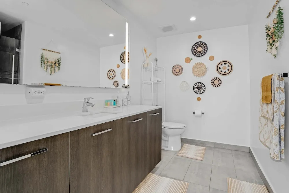 Downtown Miami 2BR Skyline Bay View Balcony Corner Suite Luxe Pad