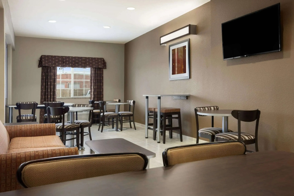 Microtel Inn & Suites by Wyndham Kenedy Karnes City