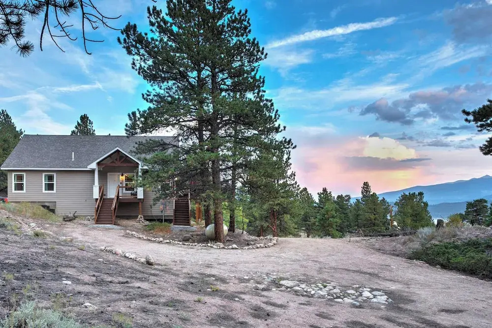Gorgeous Twin Lakes Home w/ Deck Overlooking Mtns!