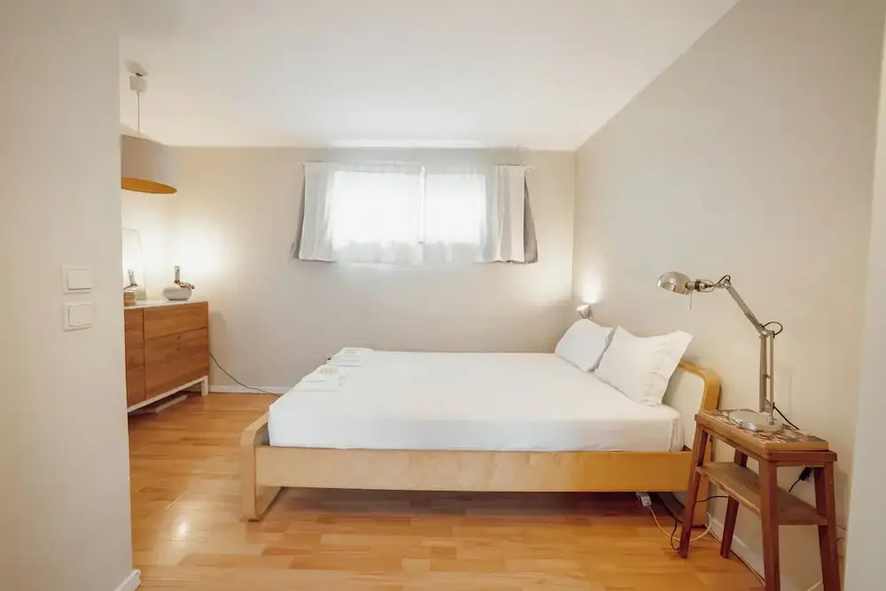 HostWise - Modern & Bright Studio