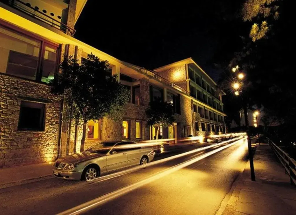 Amphitryon Hotel