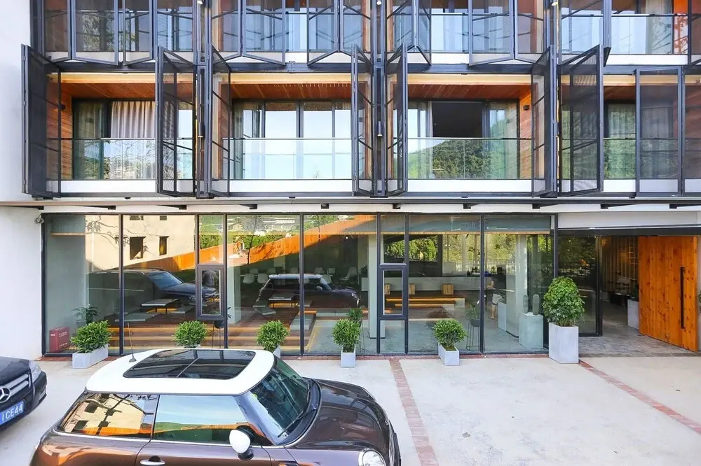 Zhangjiajie Yu Realm Hotel - Ancient Charm - Modern Luxury - Your Perfect Journey - A single pick-up or drop-off
