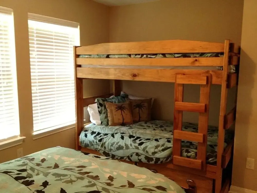 Janie's 4 Bedroom Home by RedAwning