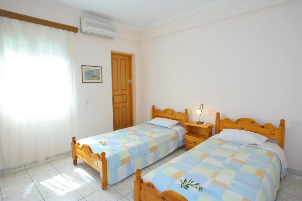 Dolphin House Large Private Pool Walk to Beach Sea Views A C Wifi Car Not Required - 557