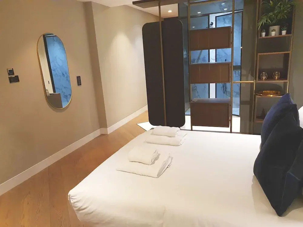 Soho Living 2-Bedroom Apartment in Soho