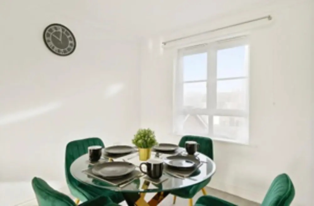 Stylish 2 bed Apt - Free Parking