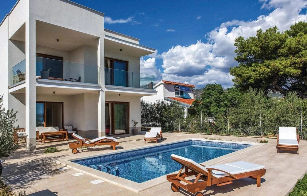 Five-Bedroom Holiday Home In Kastel Stafilic