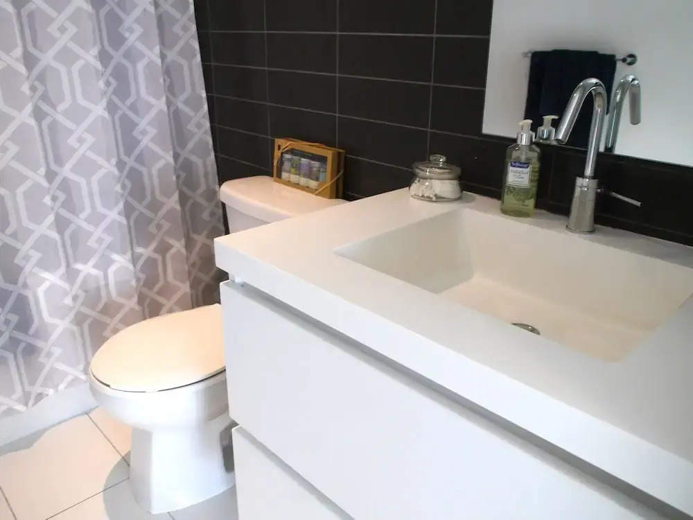 Beautiful Large 3BR Condo with Parking