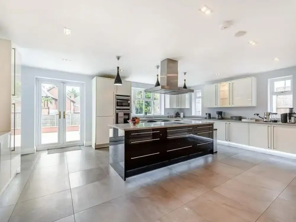 6 Bed House - Sleeps 11 - Pets - Garden - Parking