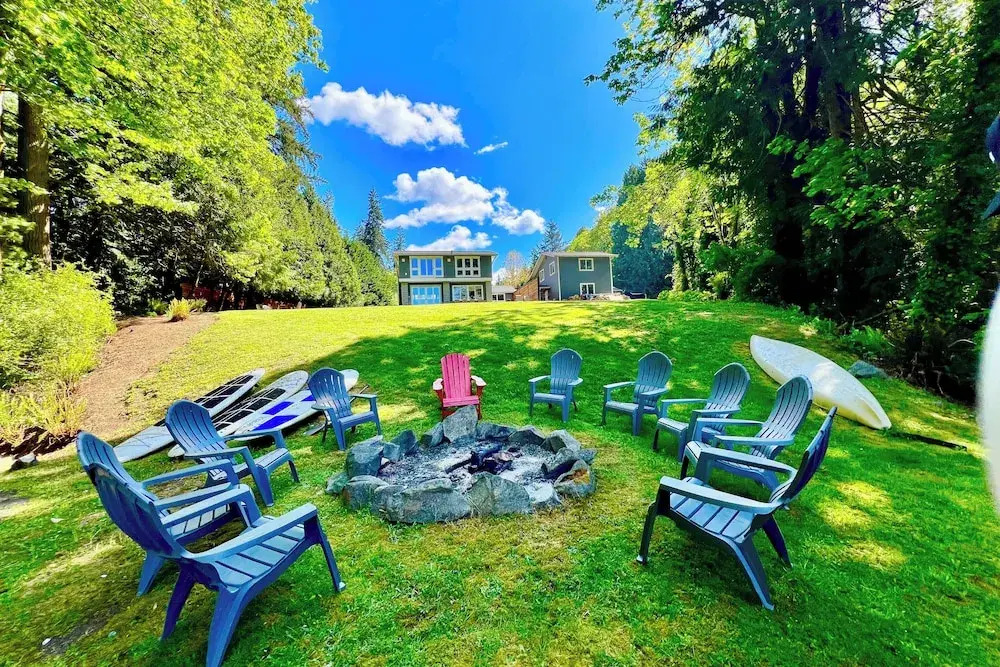 Bayfront PNW Lodge: Dock, Pickleball & Guest House