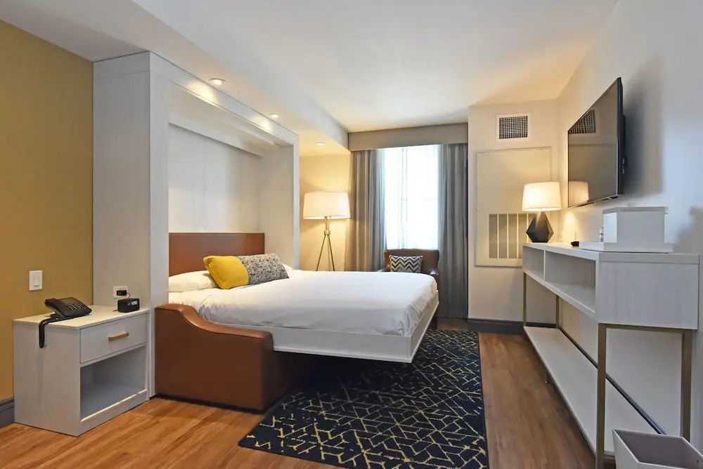 Tiverton Casino Hotel
