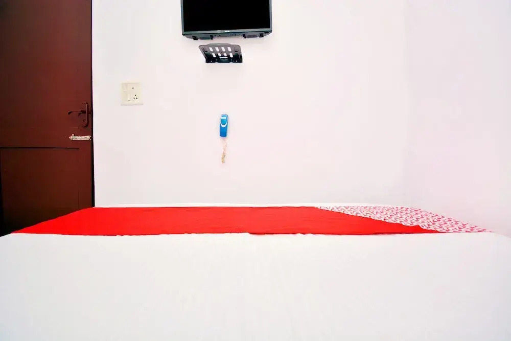 White House Continental by OYO Rooms
