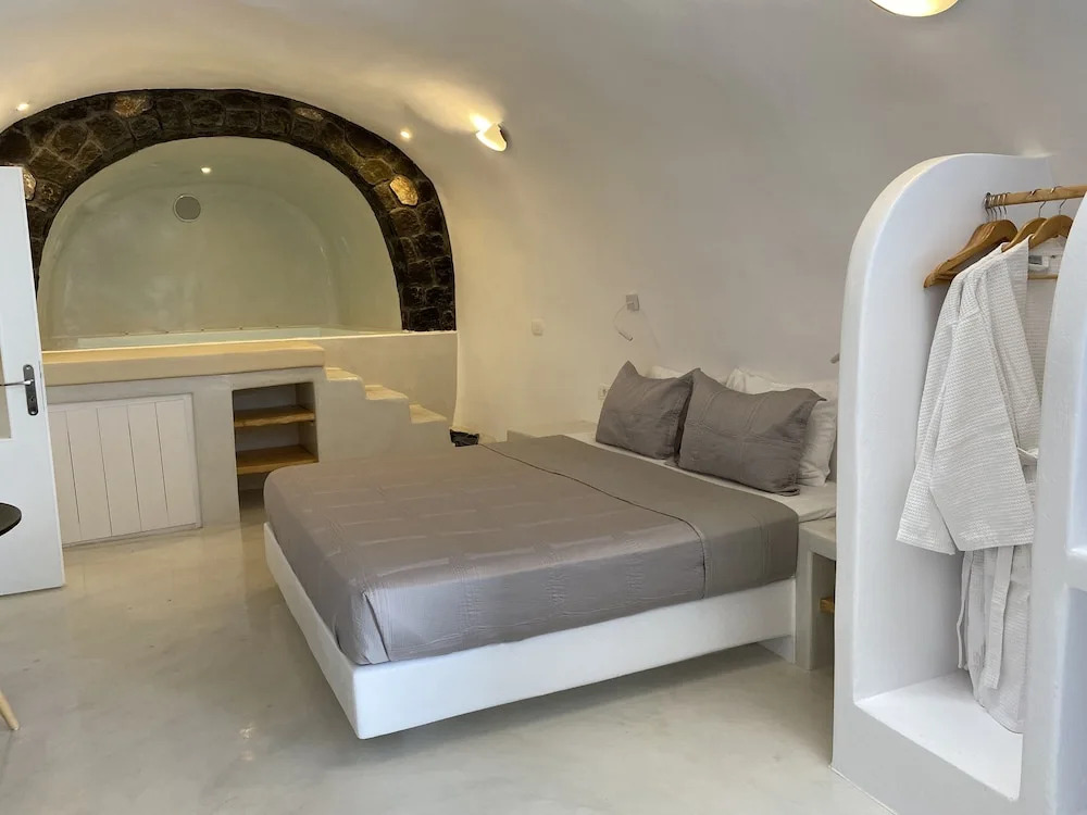 Fira-Cave-Sleeps 13-Parking-Pool-Pet Friendly