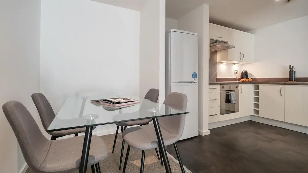 Bright, Stylish 2BR Apartment in Central Sheffield