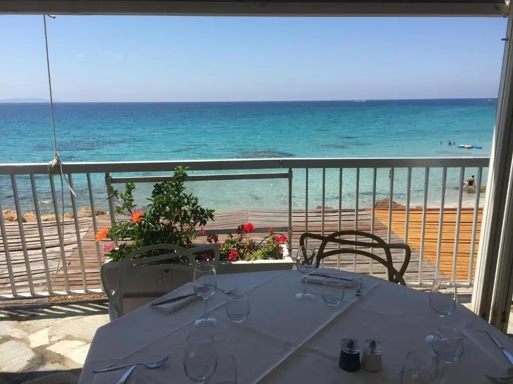 Ajaccio magnifique T2 37m2 centre ville vue mer au bord de la plage Neuf 4 couchages balcon parking privé fermé Clim wifi