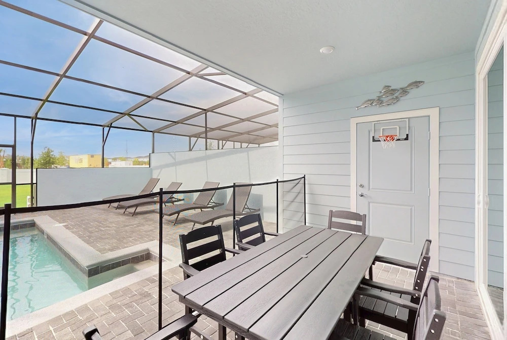 Beautiful Home With Private Pool, Space for the Whole Family & Pets