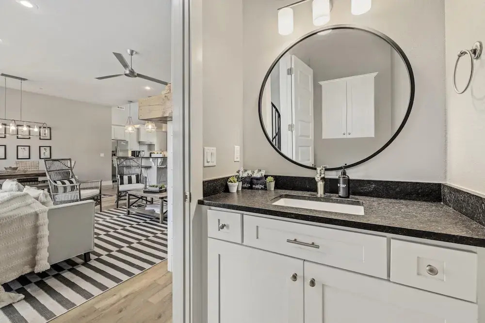 The Dogwood · Luxury Hot Tub· Lake Front Access ·