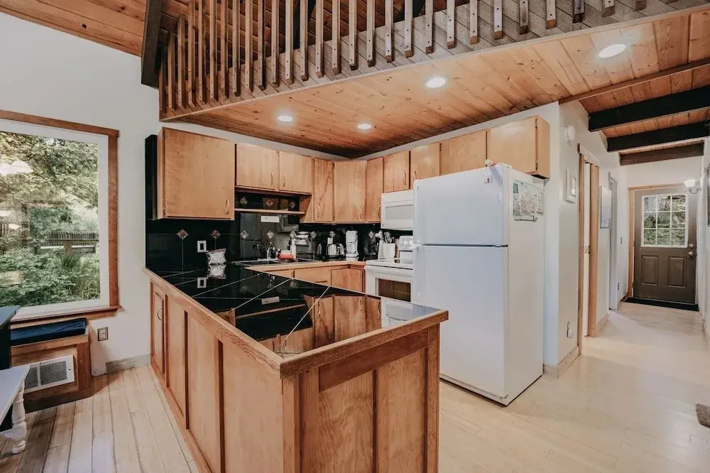 99mbr - Hot Tub - Wifi - Pets Ok - Bbq - Sleeps 6 2 Bedroom Home by RedAwning