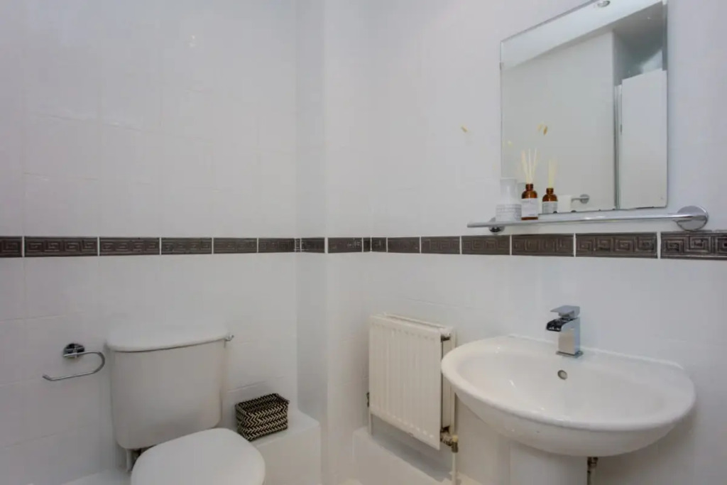 The Sparkford Gardens - Lovely 2BDR with Balcony