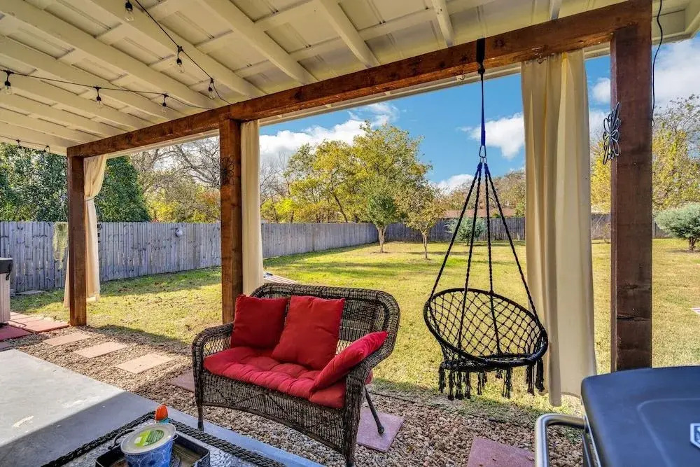Charming Bungalow W/hot tub 5min to Main St!