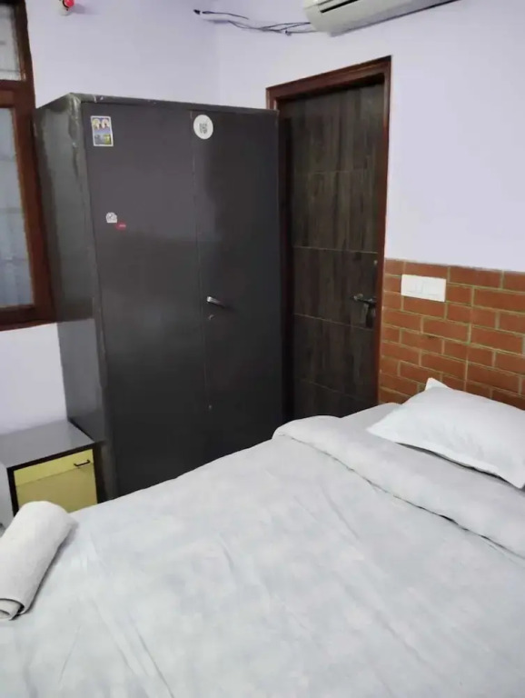 FabHotel Cosy Rooms - Nr Embassies, DU South Campus