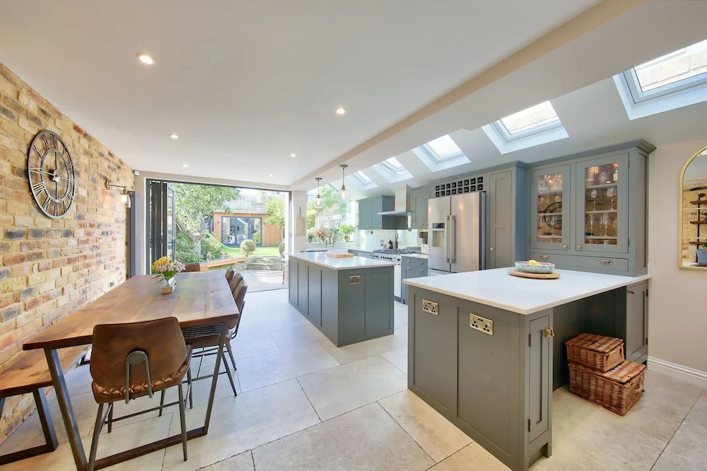 Central Wimbledon house sleeps 8 - secluded garden