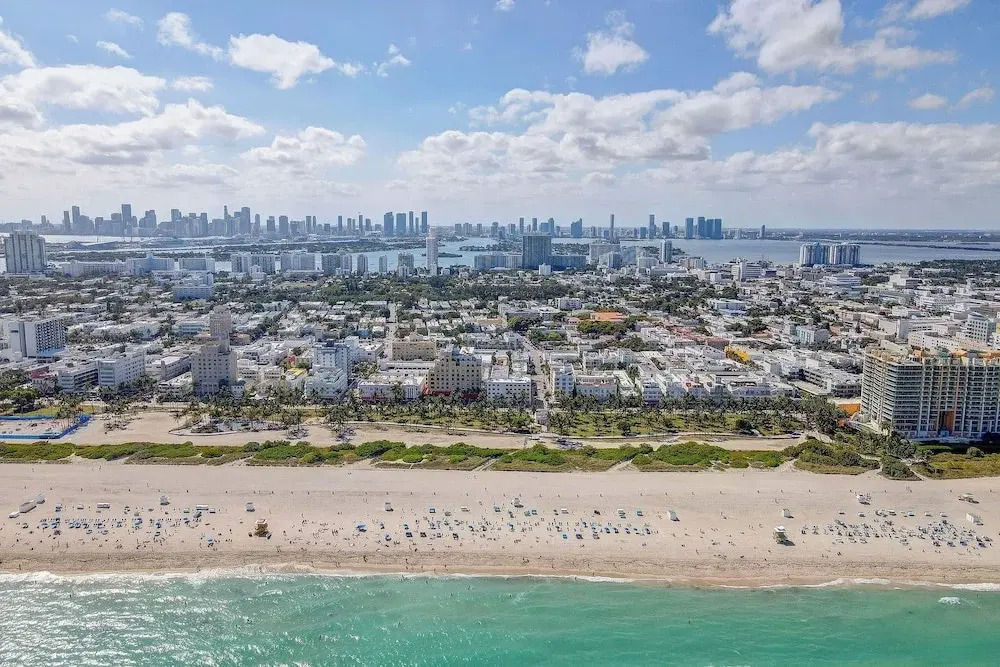 Collins 2 Bedroom with Free Parking by Deco 305