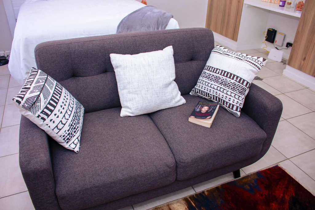 Charms and bows studio apartment -near ORT airport