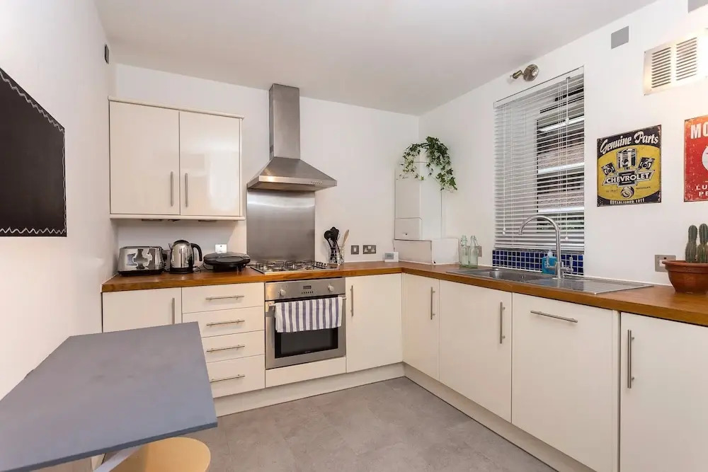 3 Bedroom Flat next to Victoria Park Sleeps 6