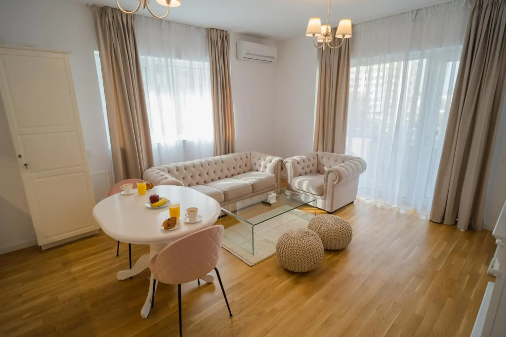 Central 1BR - city view + large balcony + Netflix