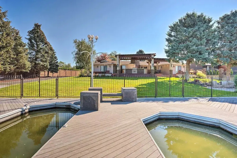 Moses Lake Retreat w/ Salt Water Hot Tub!