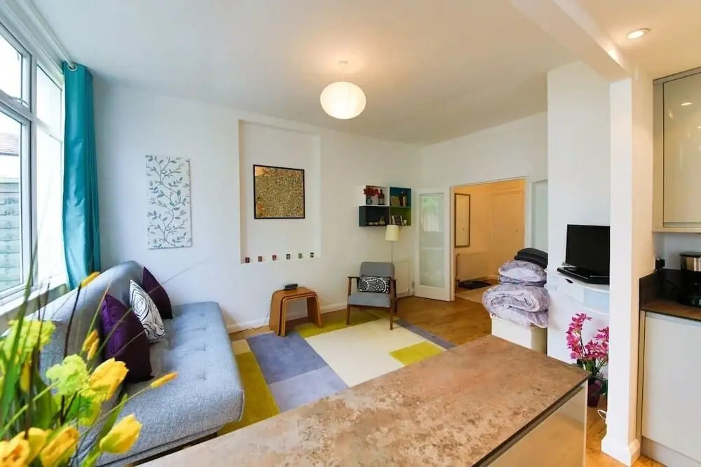 Bright and Spacious 1 Bed Flat With Garden