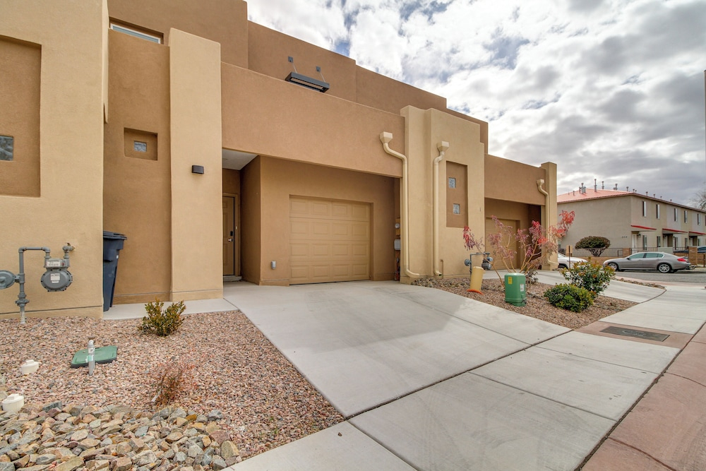3 Mi to Old Town: Albuquerque Townhome w/ Yard!