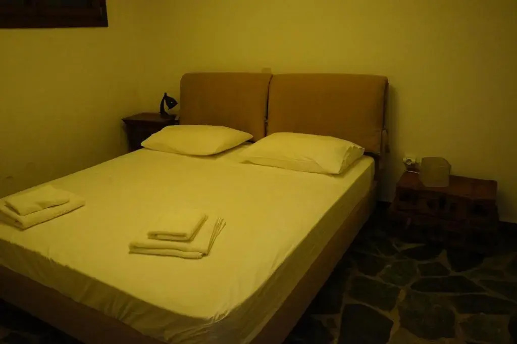 2-bedroom stone house, pool, 10min walk to beach
