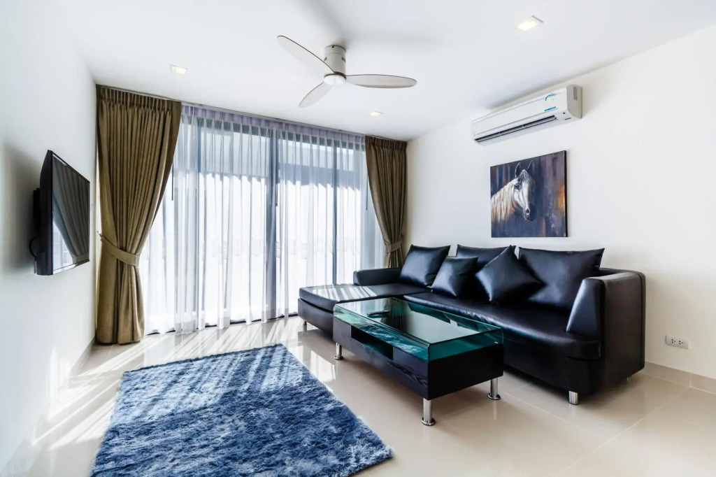 LP101 - Private rooftop pool villa in Laguna for 9 people, near restaurants and shops
