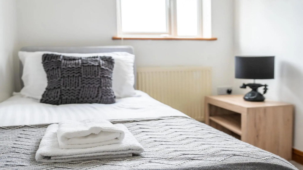 Queens Townhouse - 3 Bedrooms - Pets - Parking