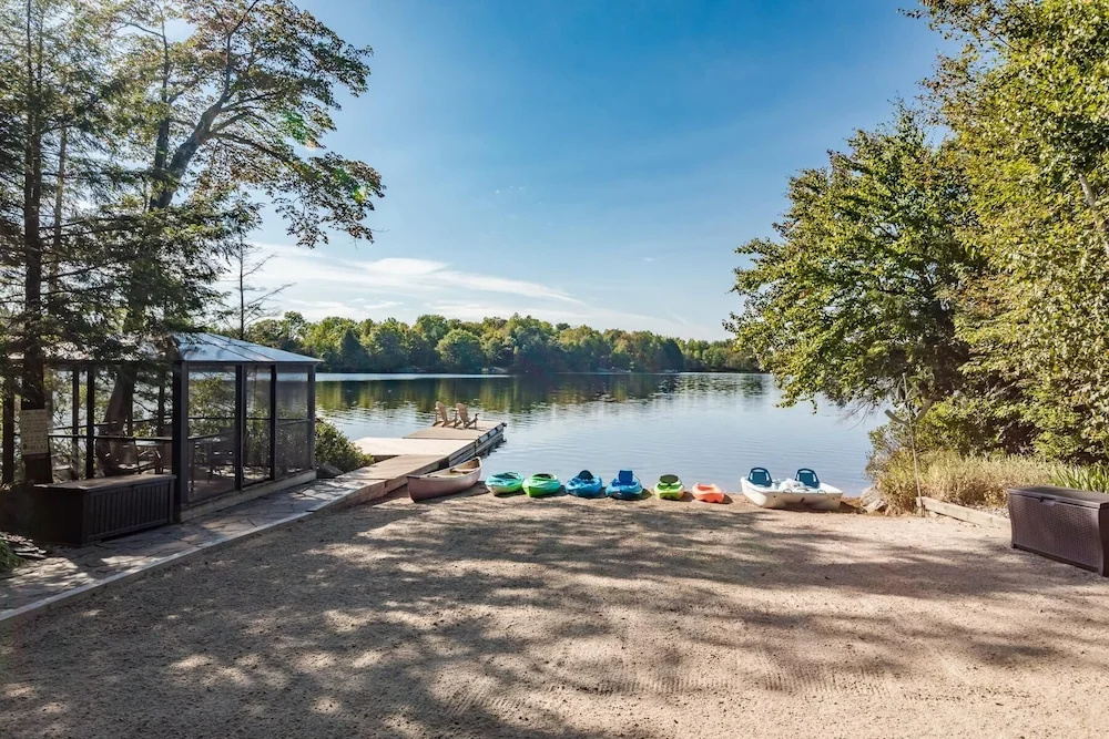 Stewart Lake Retreat A Gorgeous Beachfront Lakehouse With all the Bells & Whistles!