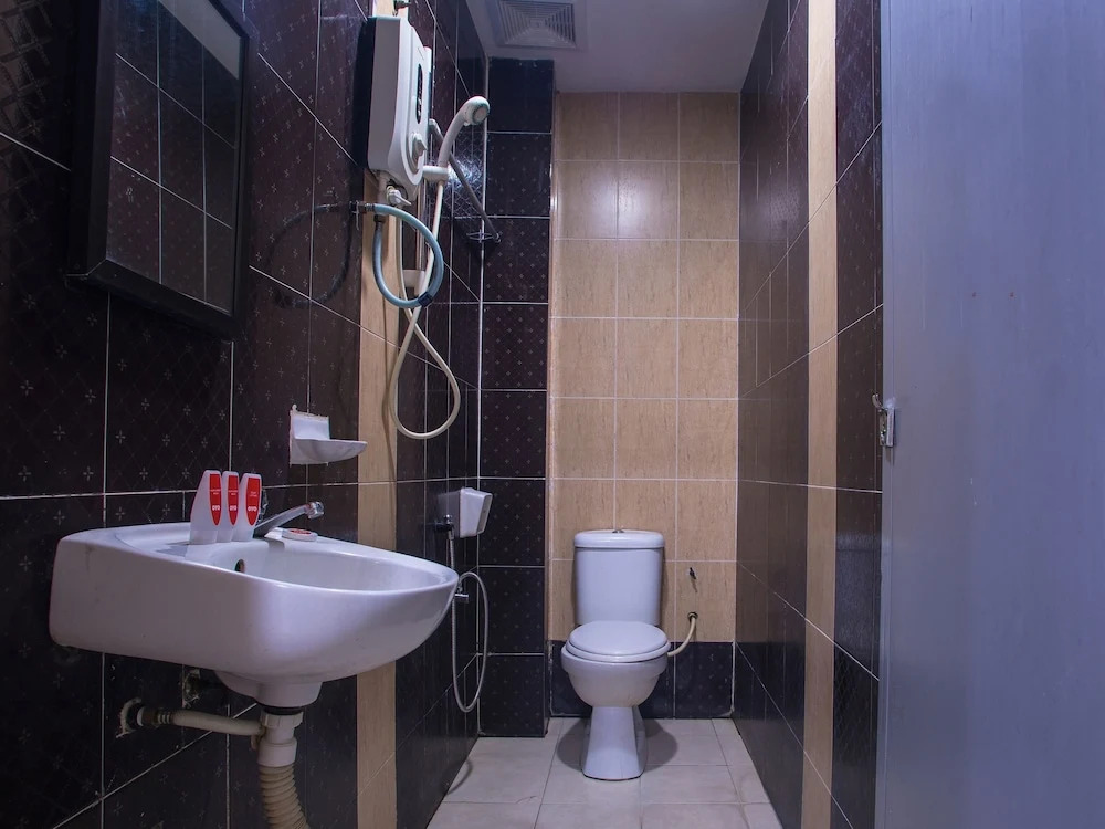 OYO 44010 Royals Star Hotel
