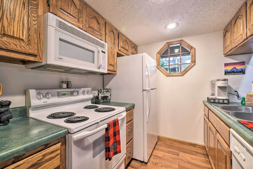 Picturesque Pigeon Forge Cabin w/ Mountain Views