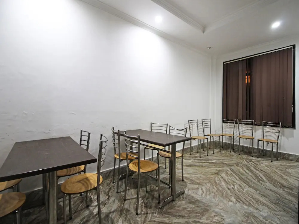 OYO 5093 Hotel Broadway