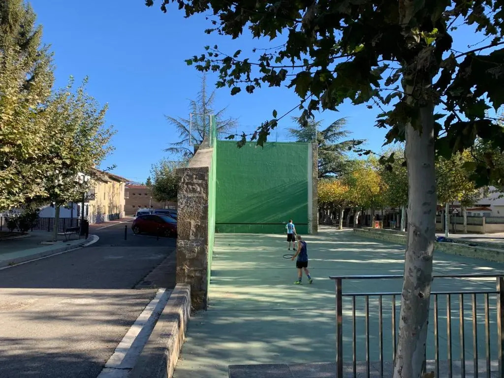 URIBE-ENEA Casa sola con amplio patio en Elciego con visita a bodega, siempre sujeta a disponibilidad