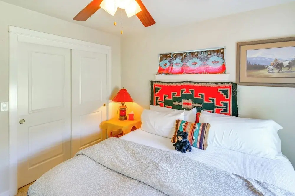Walk to Main St! Ennis Townhome w/ Balcony