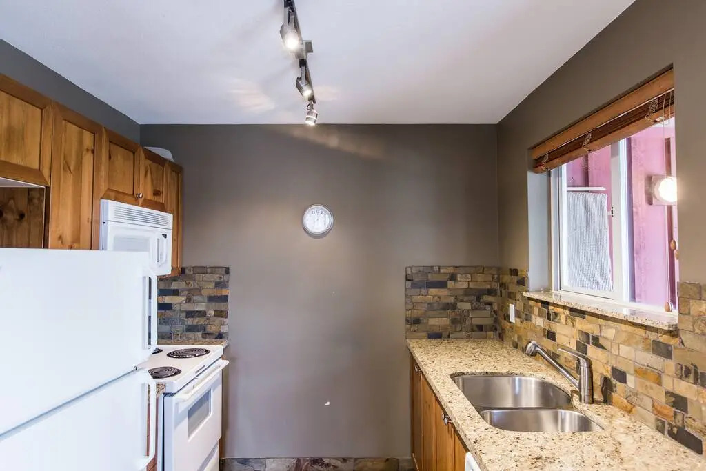 Whistler Village -  Best location - spacious - Village stroll - Walk to lift - bars - restaurants - grocery store - liquor store Deer Lodge 341